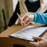 Proses penandatanganan dokumen surat jalan pengiriman barang