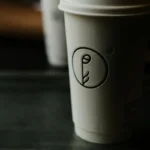 Cangkir kopi dengan desain minimalis aesthetic dalam suasana kafe yang tenang